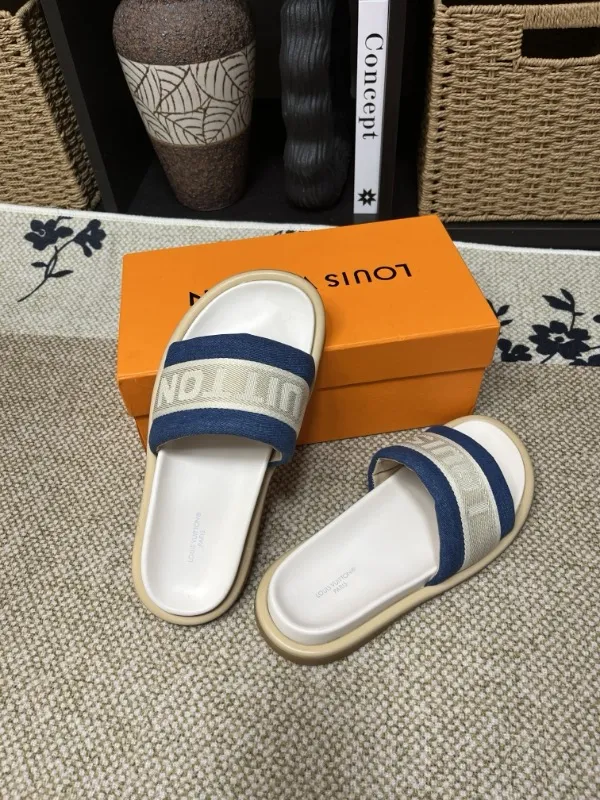 P320💰[New model] Long-term availability, 2025 new model, couple model [LOUlS VUlTTON] comes with drawer box, bag, card, invoice "Louis Vuitton ~ unique modern sandals. 》LV counter purchasing 🏃Men's and women's casual slippers, sold at the same time at the counter, the original old flower material upper is soft and comfortable, (refuses to discolor and rub the feet) sole: original factory special combination original sole, code number: 35--46 4 multiple colors 🉑️ to choose from